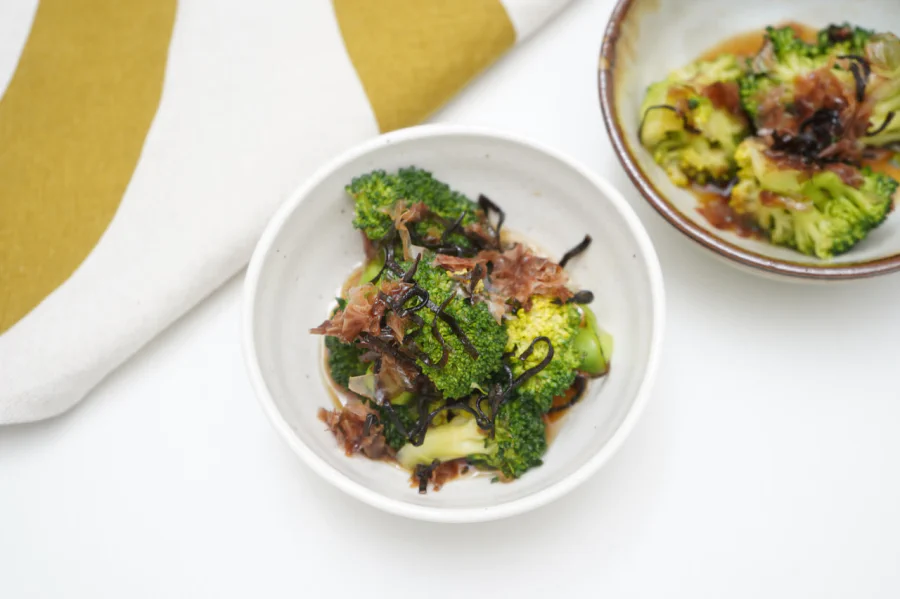 ②ごはんに塩といりごま（白）を加えて、よく混ぜる。